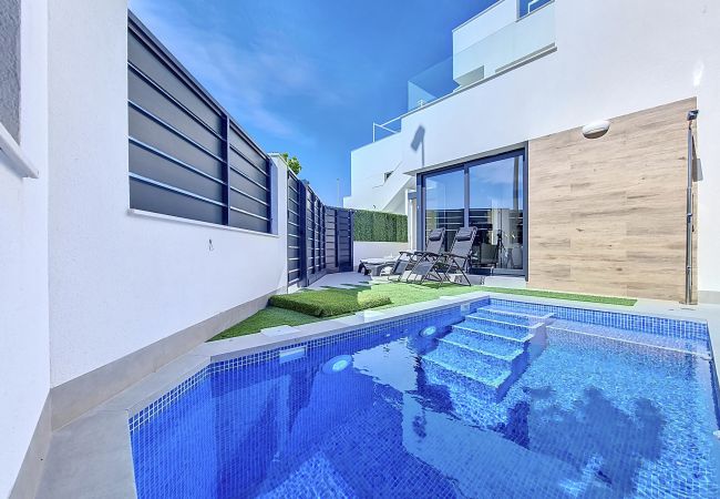 Moderne Villa mit privatem Pool in Los Alcazares mit Blick auf das Meer Mar Menor.
