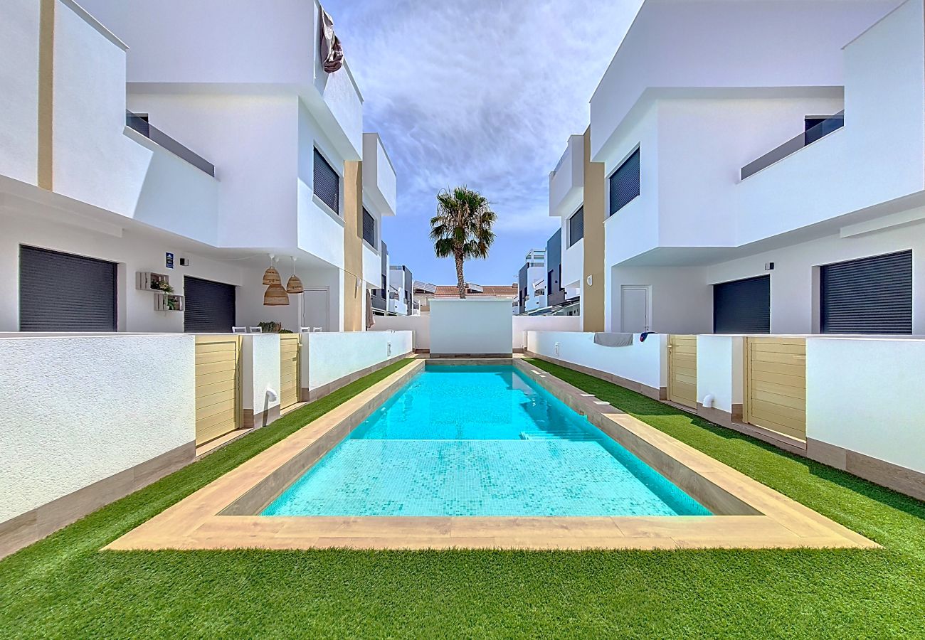 Luxuriöses Ferienhaus in San Pedro del Pinatar mit großer Terrasse und Swimmingpool.