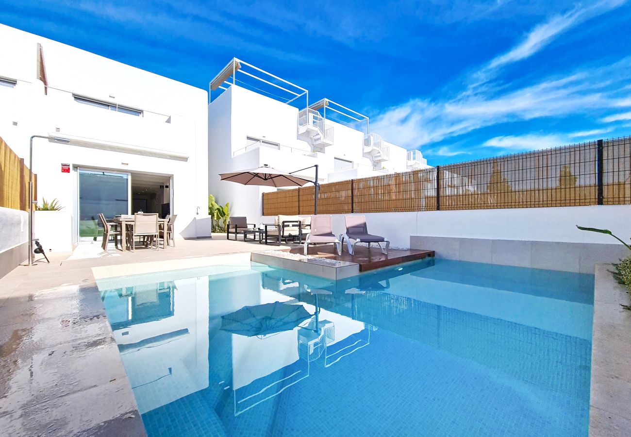 Moderne Villa mit 3 Schlafzimmern in Los Alcázares, mit privatem L-förmigem Pool und Essbereich im Freien.