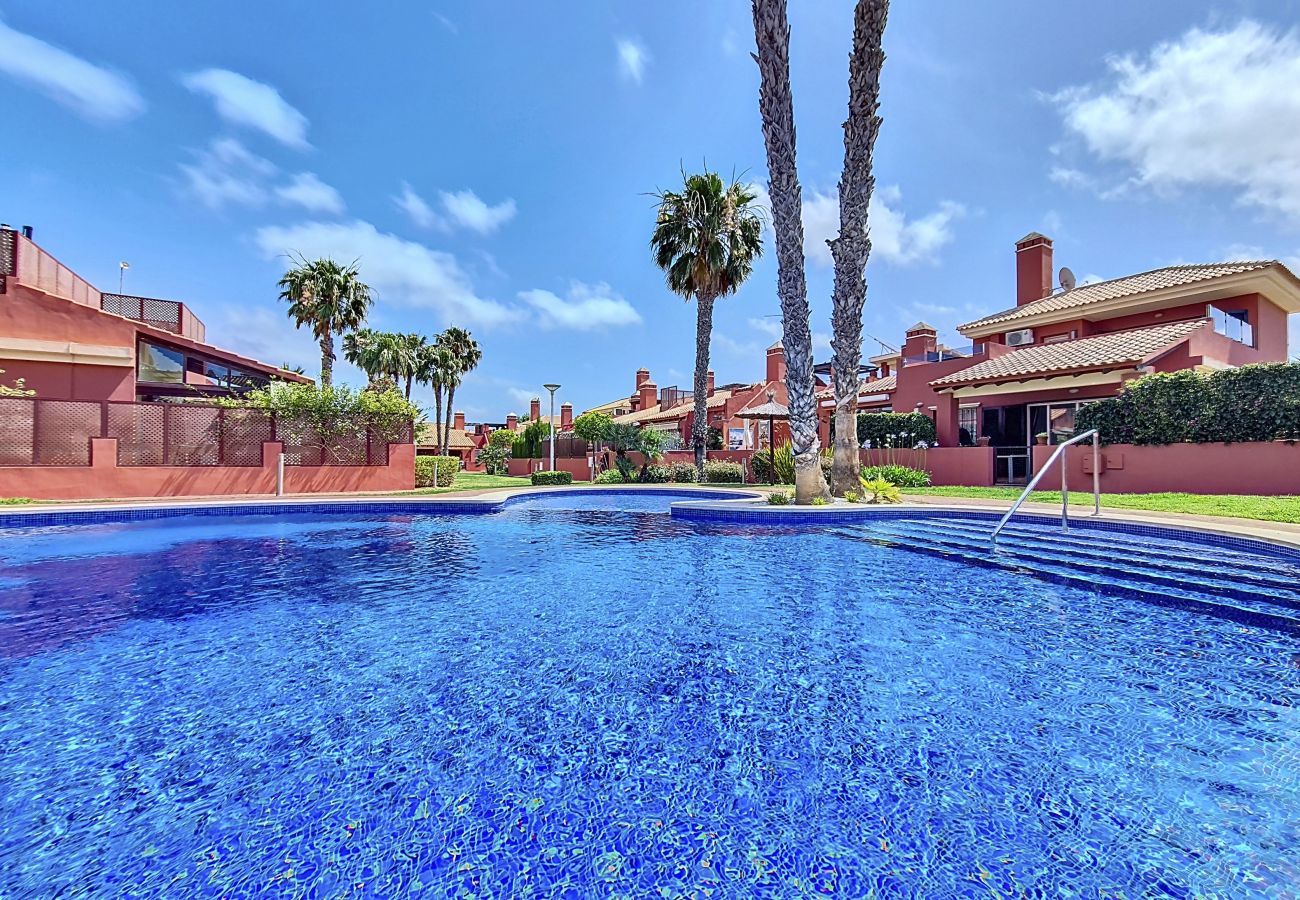 Bungalow moderno con piscina comunitaria, patio, azotea y Wi-Fi en Mar de Cristal