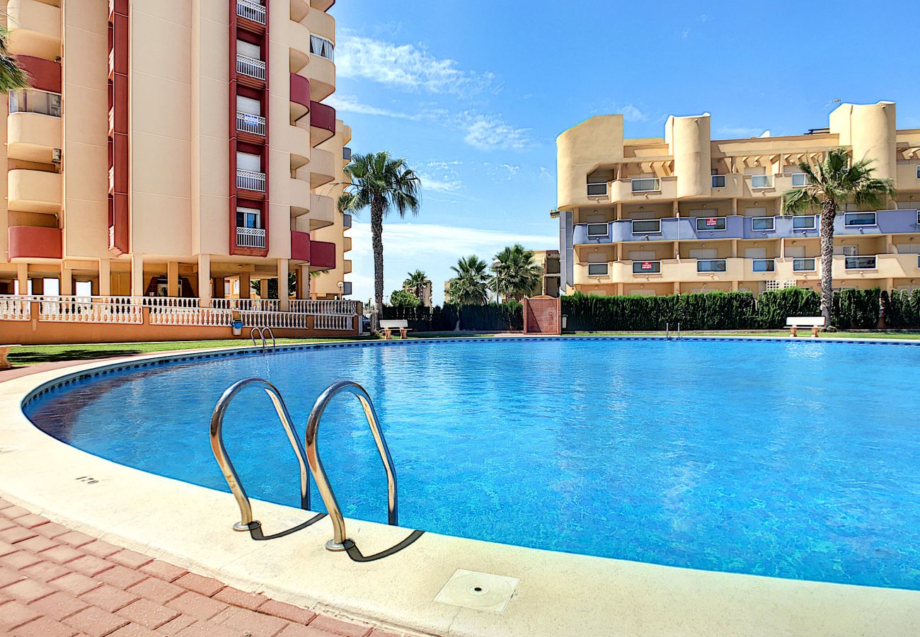 La Manga Apartamento en 5ª Planta con vistas al mar, puerto deportivo y Mar Menor.