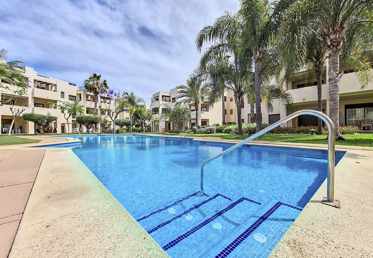 Apartamento con piscina comunitaria, terraza, Wi-Fi, Smart TV en Roda Golf