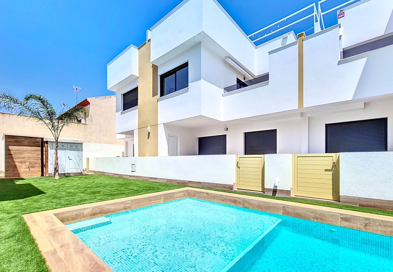 Alquiler vacacional de lujo en San Pedro del Pinatar con amplia terraza y piscina.