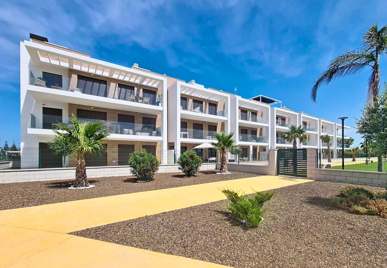 Apartamento en planta baja con jardín y vistas a la piscina