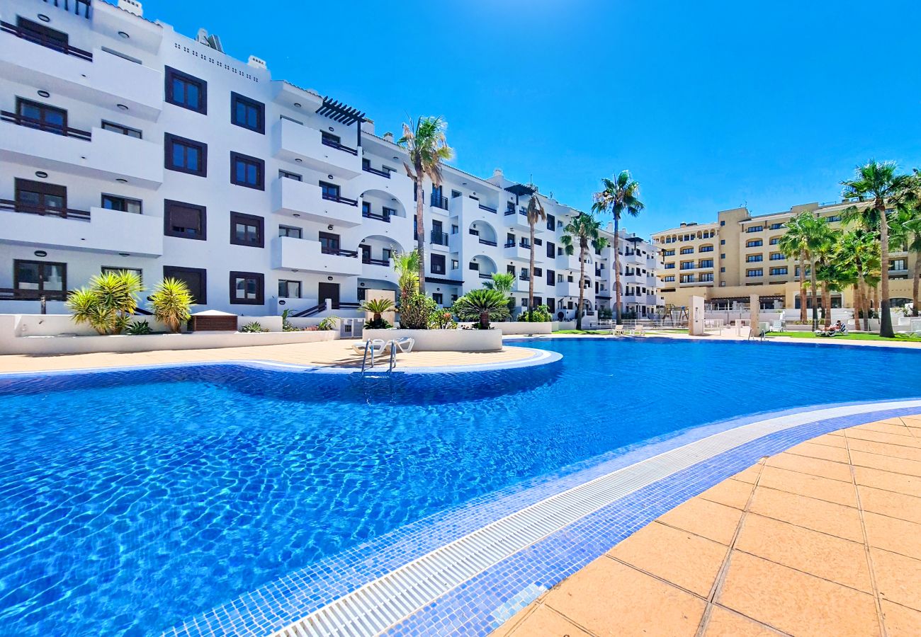 Moderno apartamento de un dormitorio con vistas a la piscina en La Serena Golf