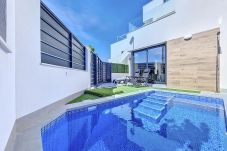 Villa Piscina Azotea Wi-Fi Smart TV Los Alcázares Vistas al Mar Villa moderna con piscina privada en Los Alcázares con vistas al mar del Mar Menor.