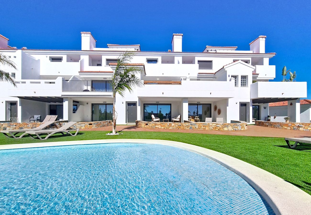 Vakantieverblijf in Los Alcázares met een groot balkon en een gemeenschappelijk zwembad.