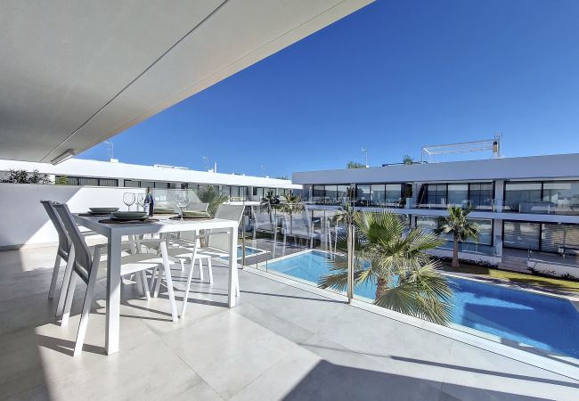 Cobertura moderna com piscina comum, estacionamento e Wi-Fi em Mar de Cristal