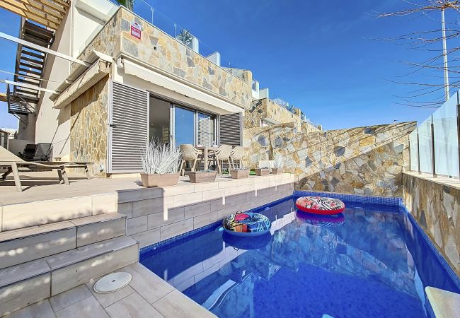 Moradia moderna com piscina privada em Los Alcazares, perto do Mar Menor.