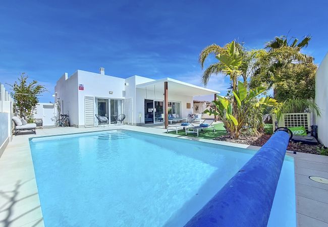 Moradia moderna com piscina privada, jardim, estacionamento e Wi-Fi em Mar de Cristal