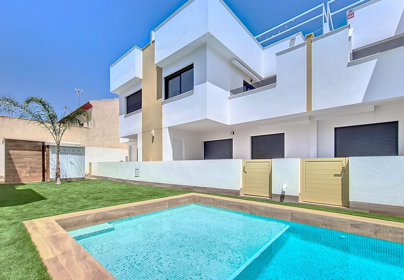 Casa de férias de luxo em San Pedro del Pinatar com amplo terraço e piscina.