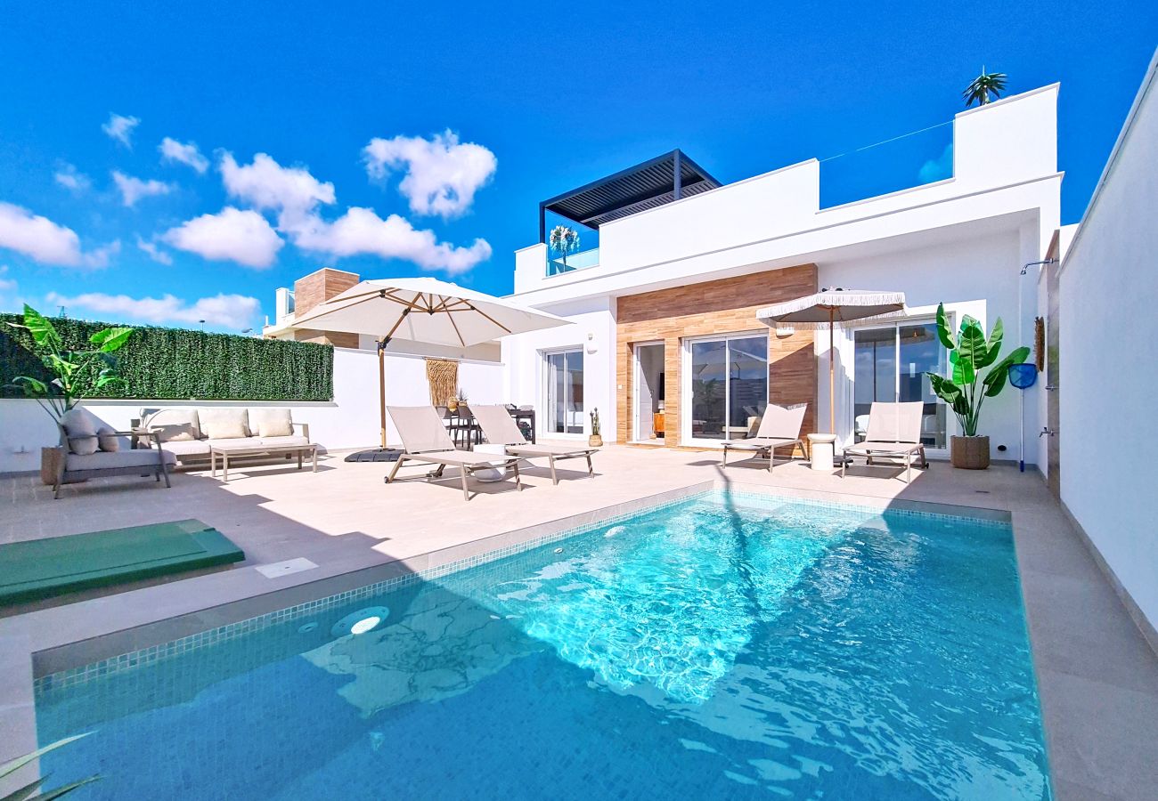 Moradia de férias em San Javier com terraço e piscina Casa de férias para alugar em San Javier, Espanha, com piscina privada e terraço no último piso.