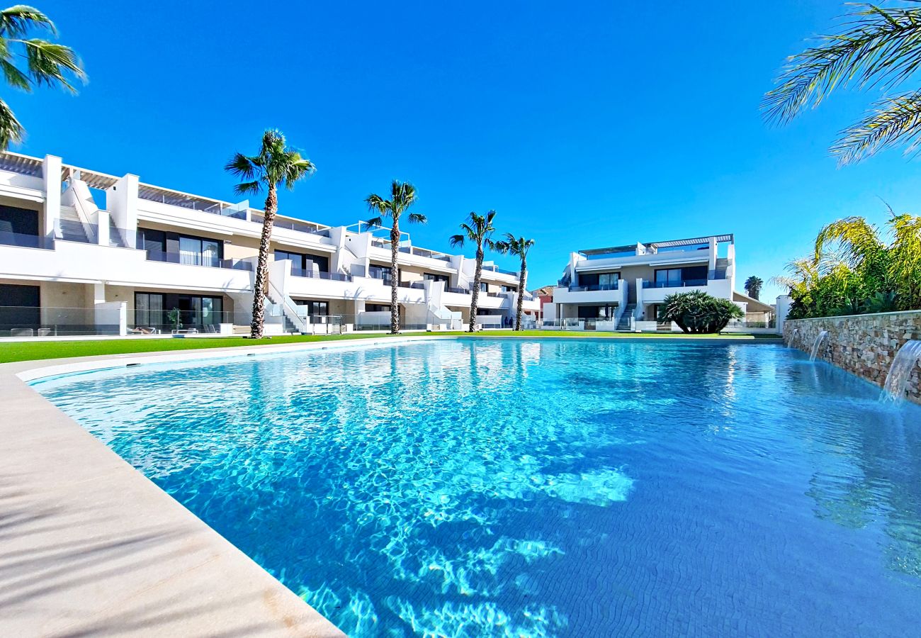 Elegante apartamento de 3 quartos em Mar de Cristal com piscina comunitária e área de refeições ao ar livre.