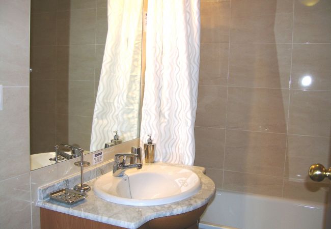 Luxurious bathroom in modern apartment - Resort Choice