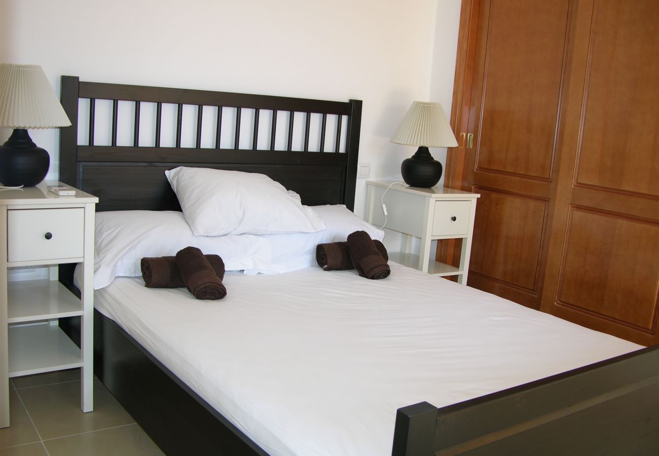 Spacious Double bed bedroom in Mar de Cristal apartment - Resort Choice