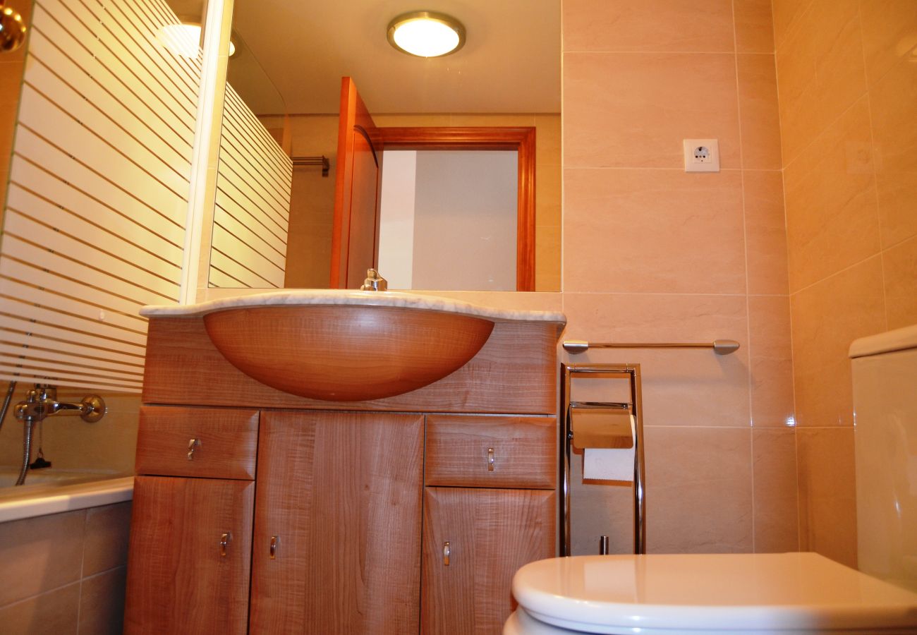 Spacious bathroom with modern bath ware - Resort Choice
