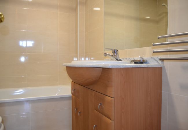 Spacious bathroom with modern bath ware and more services - Resort Choice