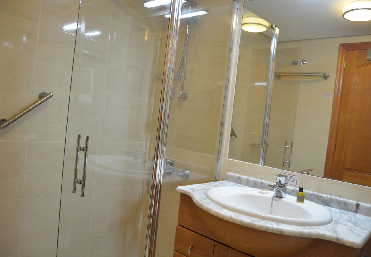 Large bathroom with all modern bath ware - Resort Choice