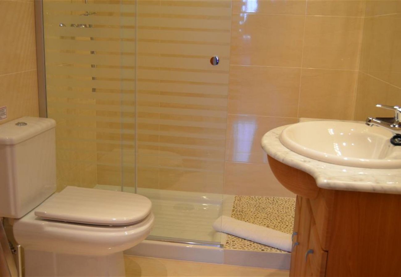 Spacious Bathroom with modern bathware - Resort Choice