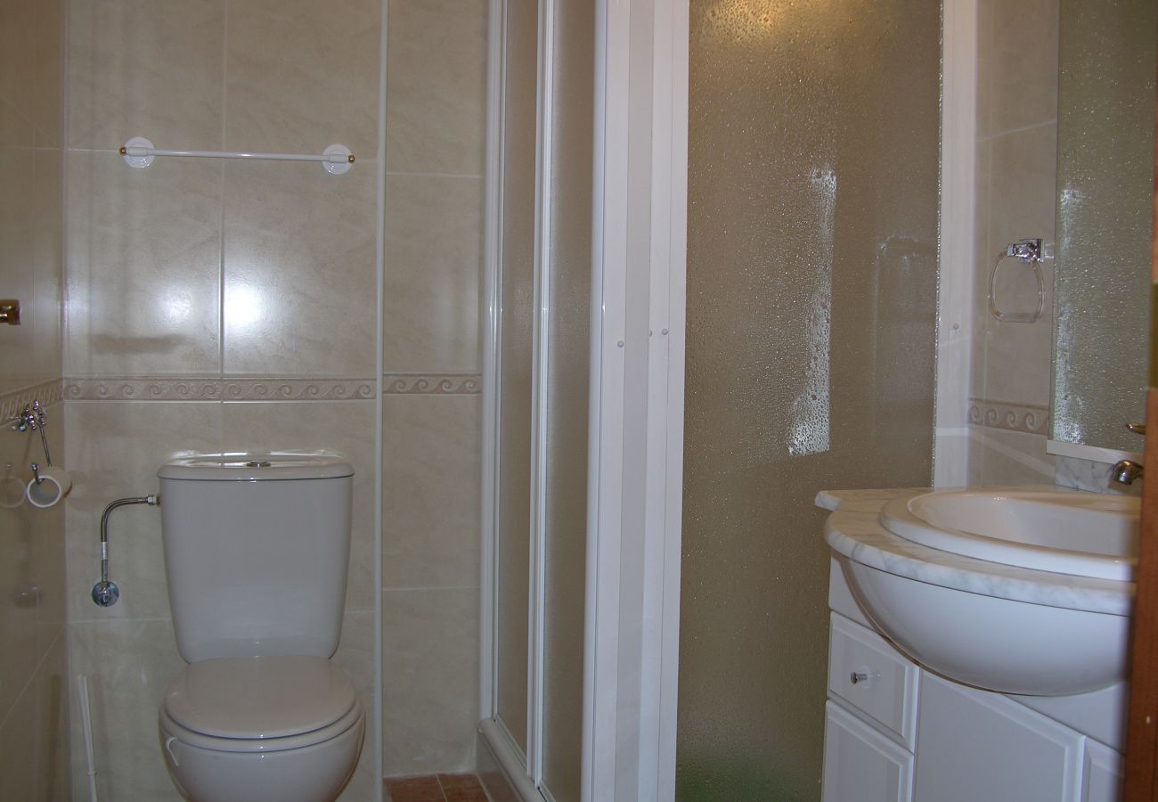 Spacious bathroom with all modern bath ware - Resort Choice