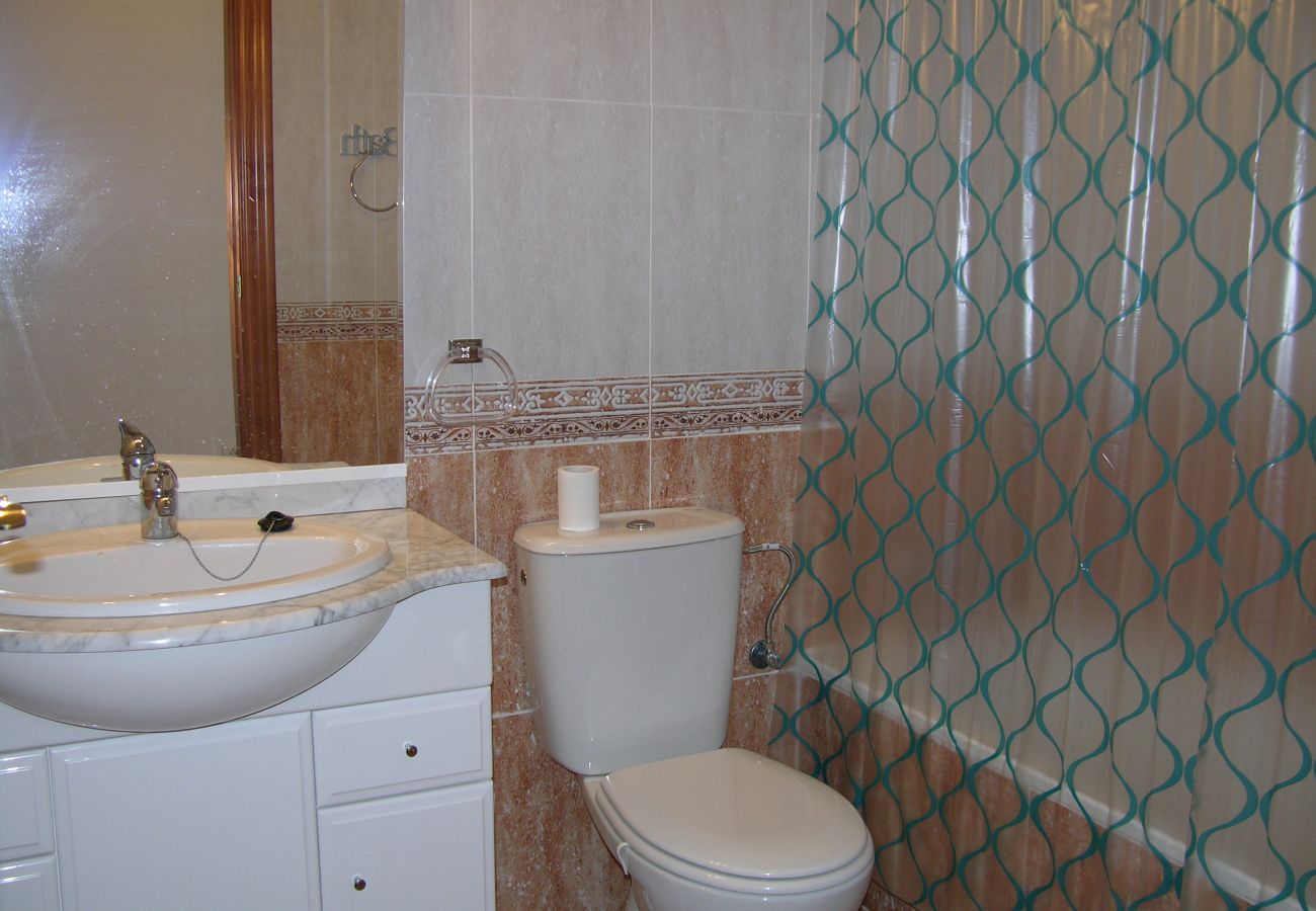 Spacious bathroom with all modern bath ware - Resort Choice