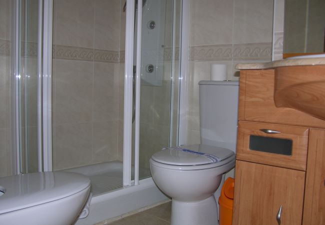 Spacious bathroom with all modern bath ware - Resort Choice