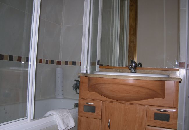 Spacious bathroom with all modern bath ware - Resort Choice