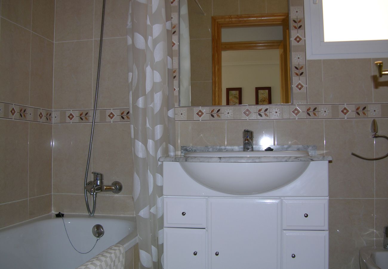 Fully Equipped Bathroom of Puertomar Apartment