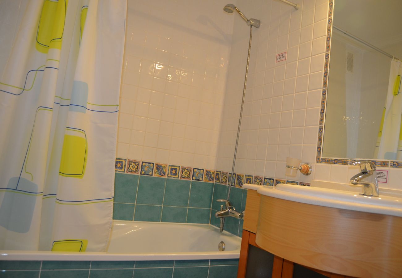 Fully Equipped Bathroom of Verdemar Apartment