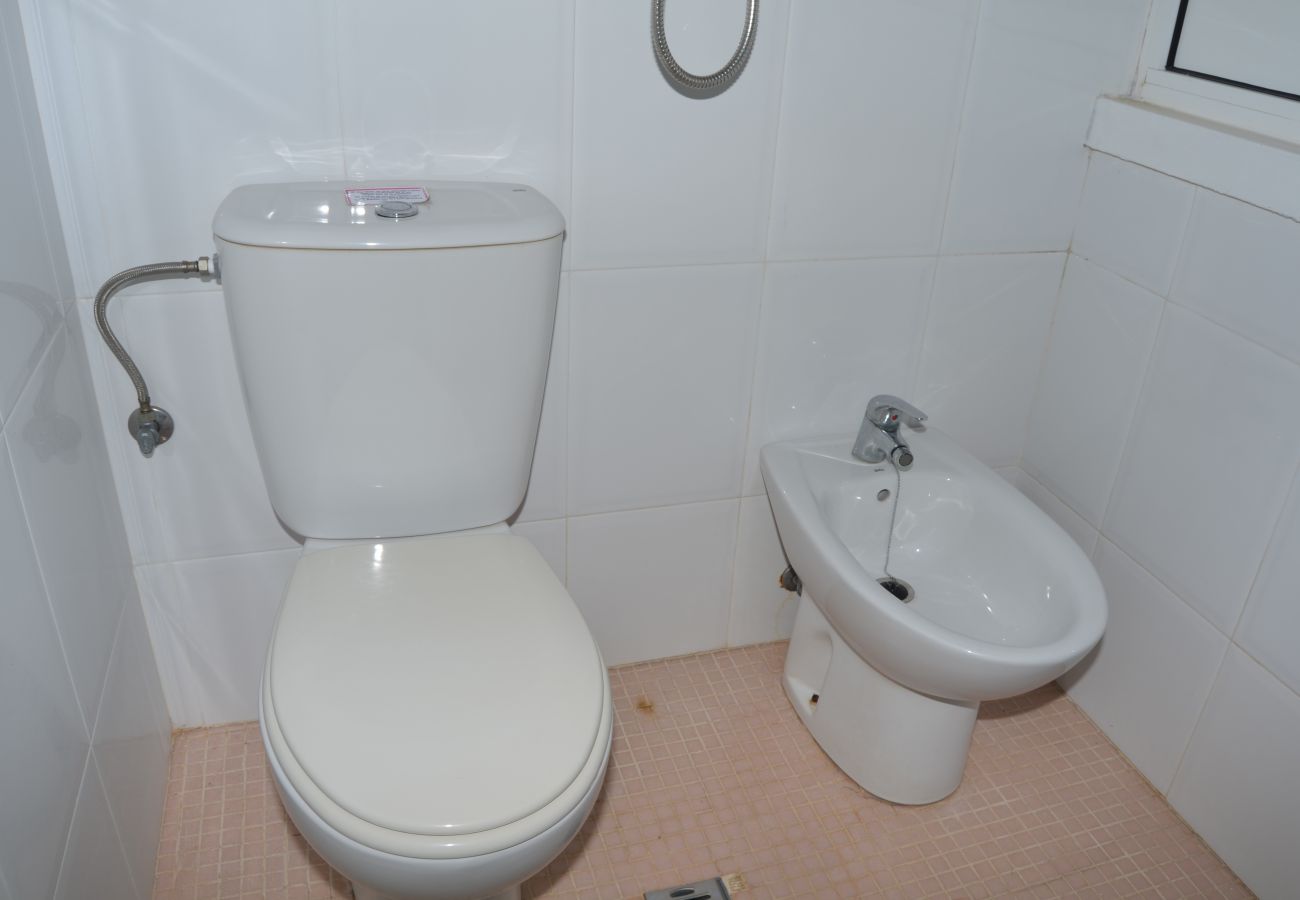 Spacious bathroom with all modern bath ware - Resort Choice