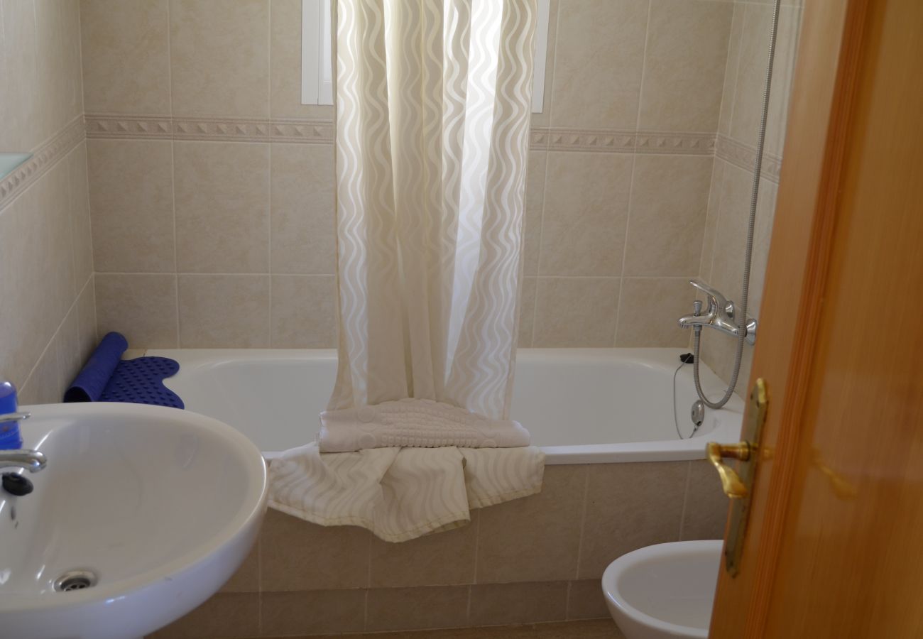 Spacious bathroom with all modern bath ware - Resort Choice