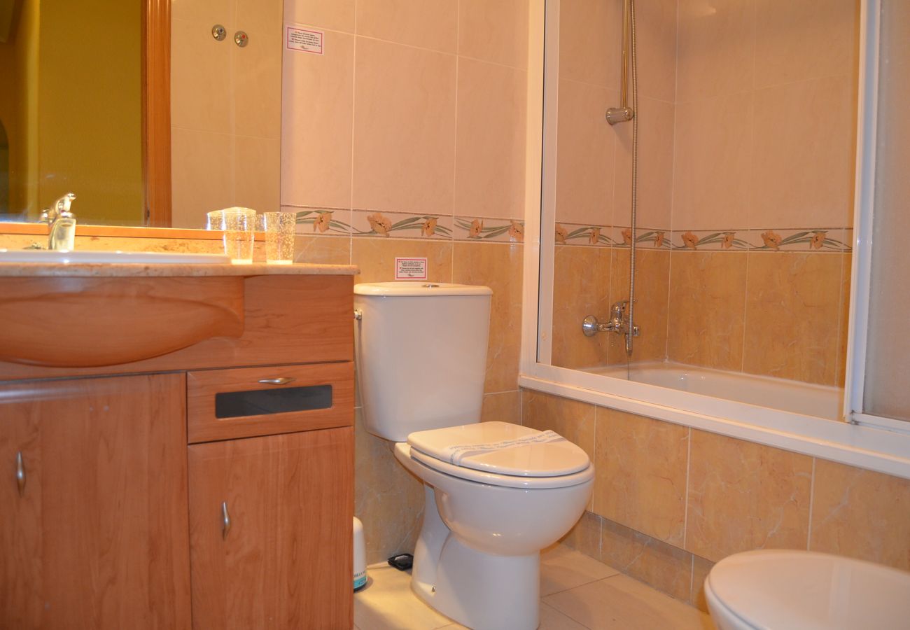 Spacious bathroom with all modern bath ware - Resort Choice