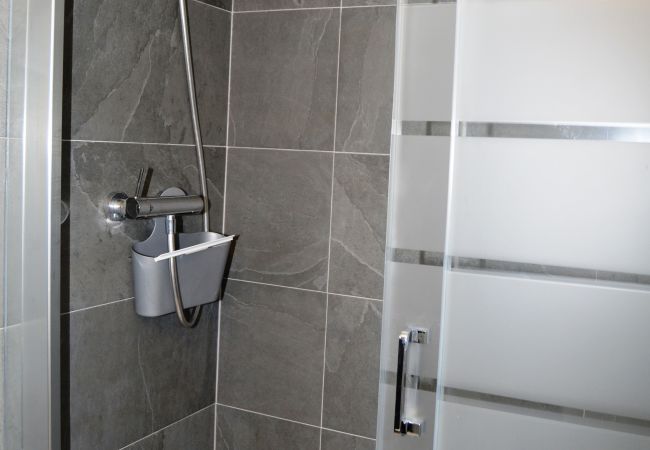 Spacious bathroom with shower - Resort Choice