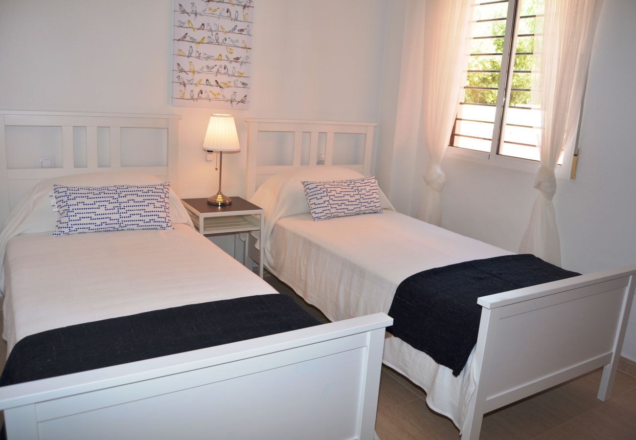 Spacious 2 single bed bedroom - Resort Choice