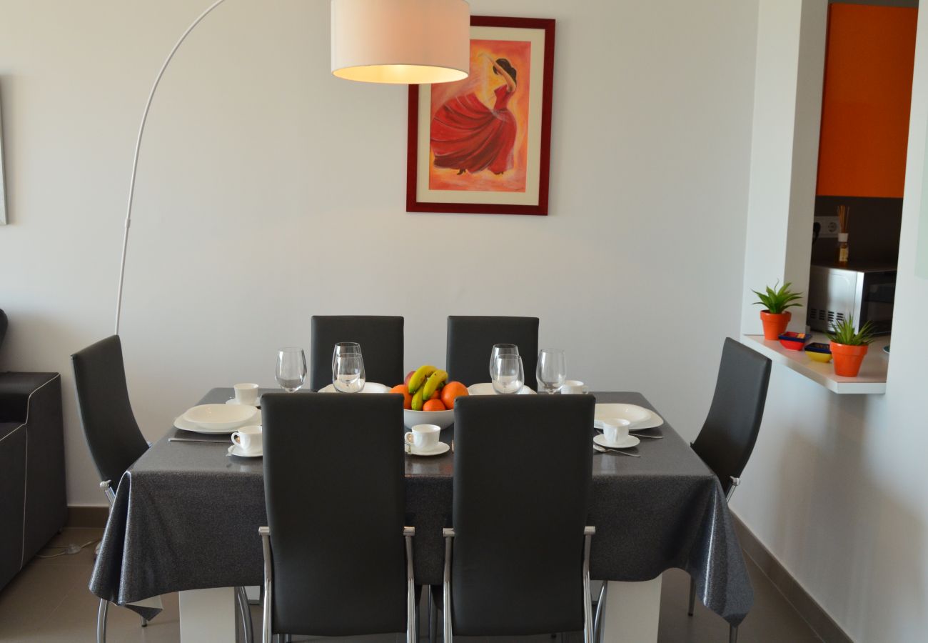 Spacious dining area with modern dining furniture - Resort Choice