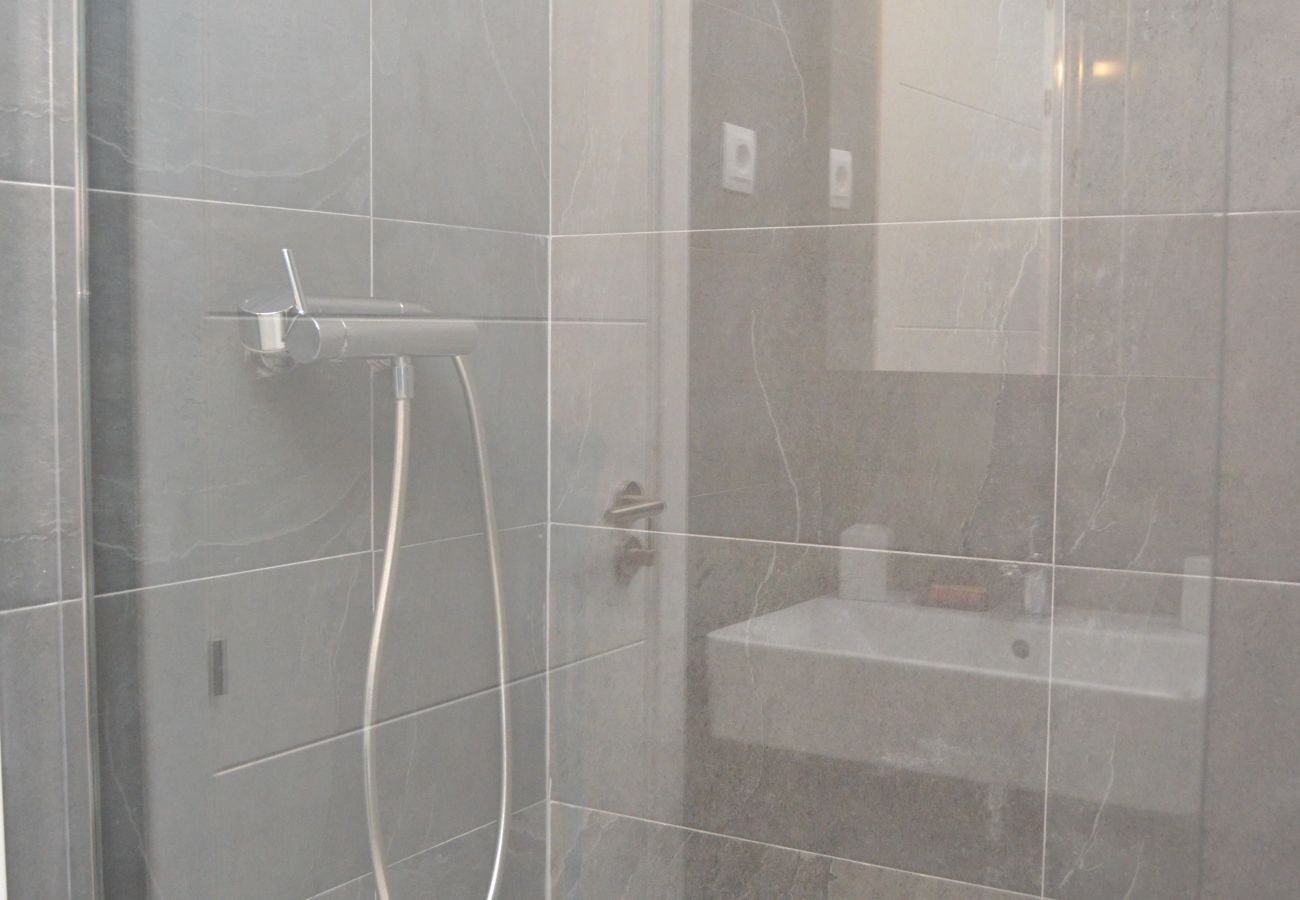 Spacious bathroom with shower - Resort Choice
