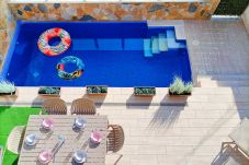 Villa moderna con piscina privada en Los Alcázares, cerca del Mar Menor.