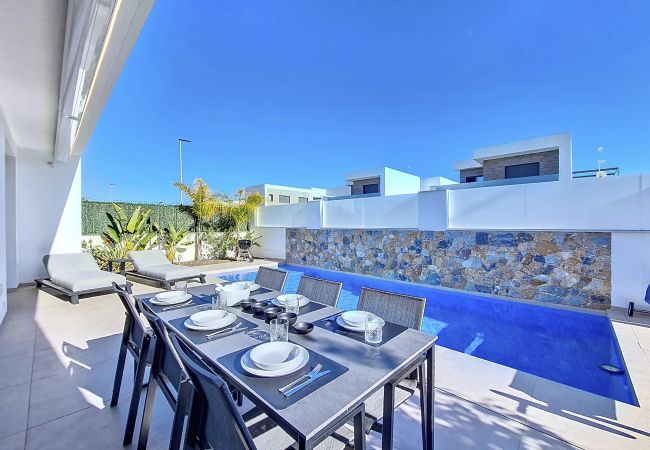 Modern Villa with private pool, patio, Wi-Fi, Smart TV, open-plan kitchen/lounge/dining, BBQ and parking
