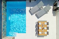 Villa moderna con piscina privada en Santiago de la Ribera.