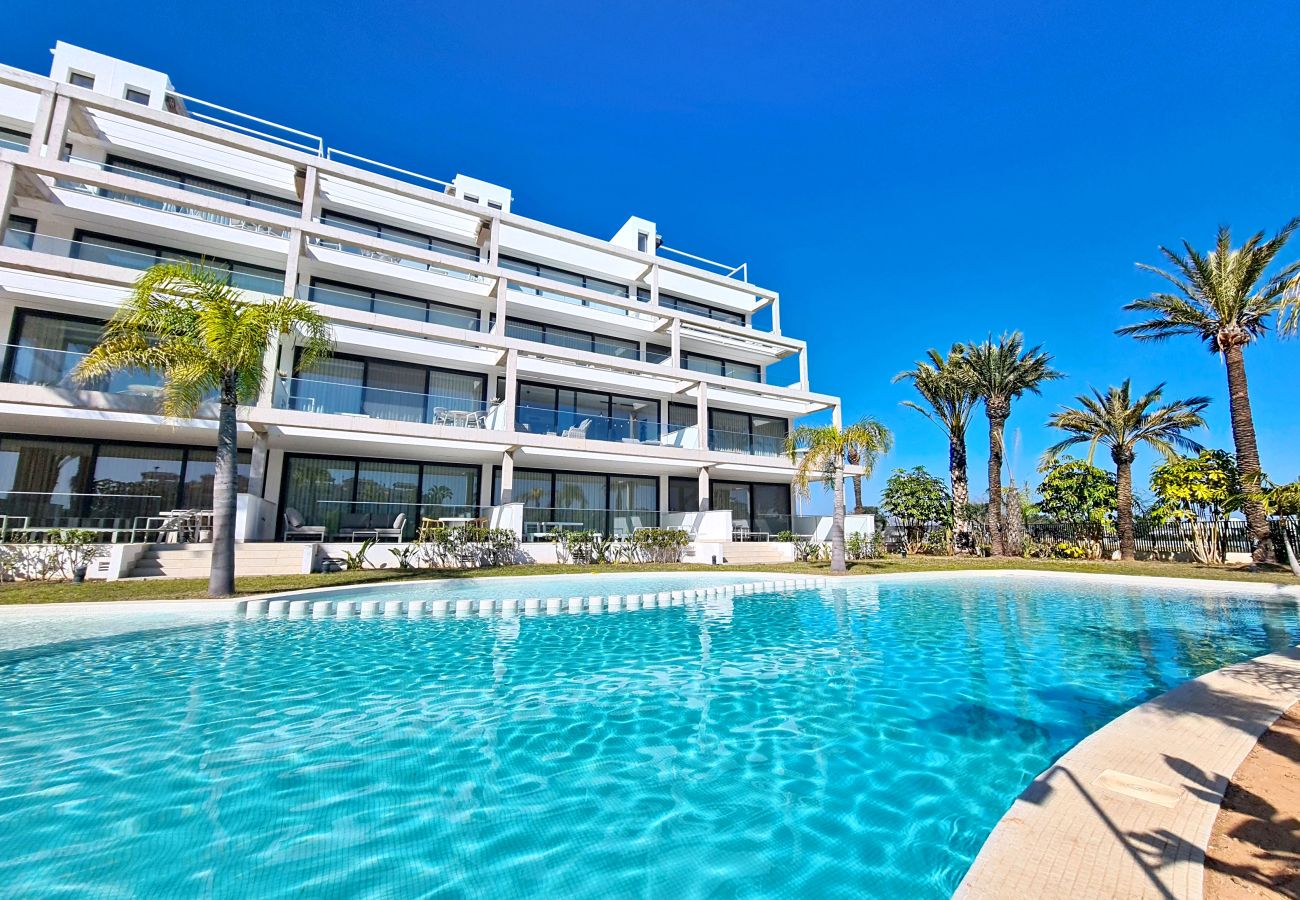 Oasis Beach apartment complex in Mar de Cristal with communal swimming pool near the beach.