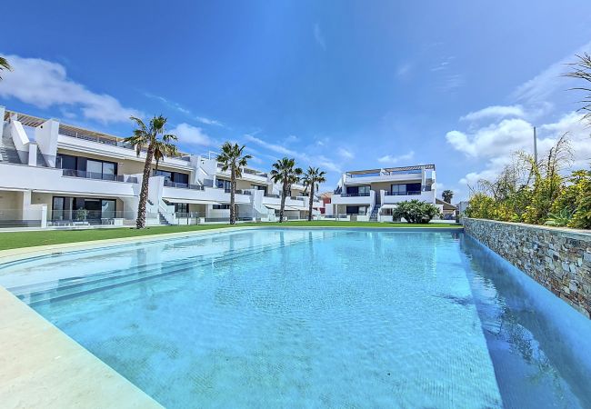 Апартаменты у бассейна La Llana Beach расположены в городе Мар-де-Кристал.