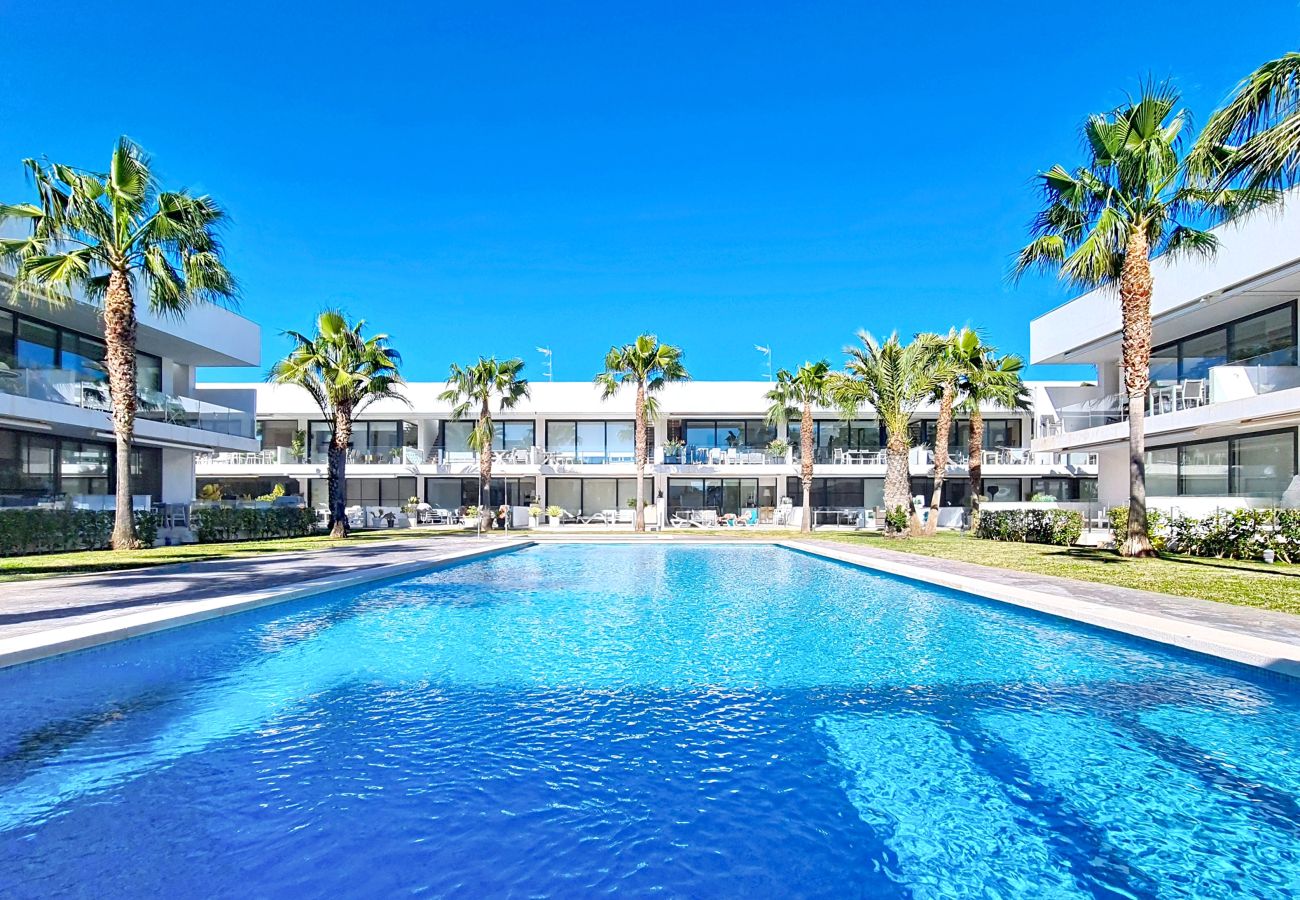 Современный пентхаус с двумя спальнями в комплексе Antilia Terraces, Mar de Cristal, с террасой на крыше и панорамным видом.